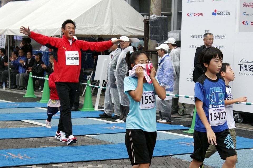 笑顔でゴールする宮本さんの画像