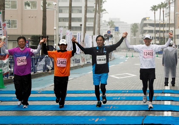 幼なじみ3人と一緒にゴールする川野さんの画像