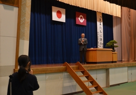 後輩の質問に答える道上さんの画像