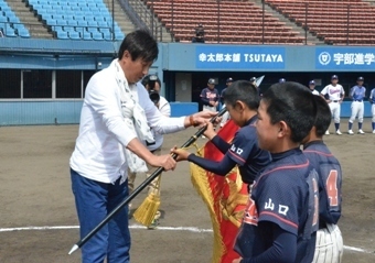 優勝旗を授与する宮本さん