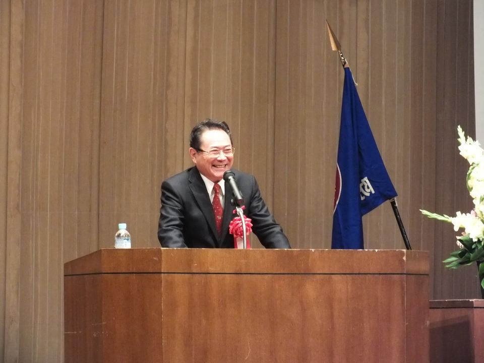 講演する前田さんの写真