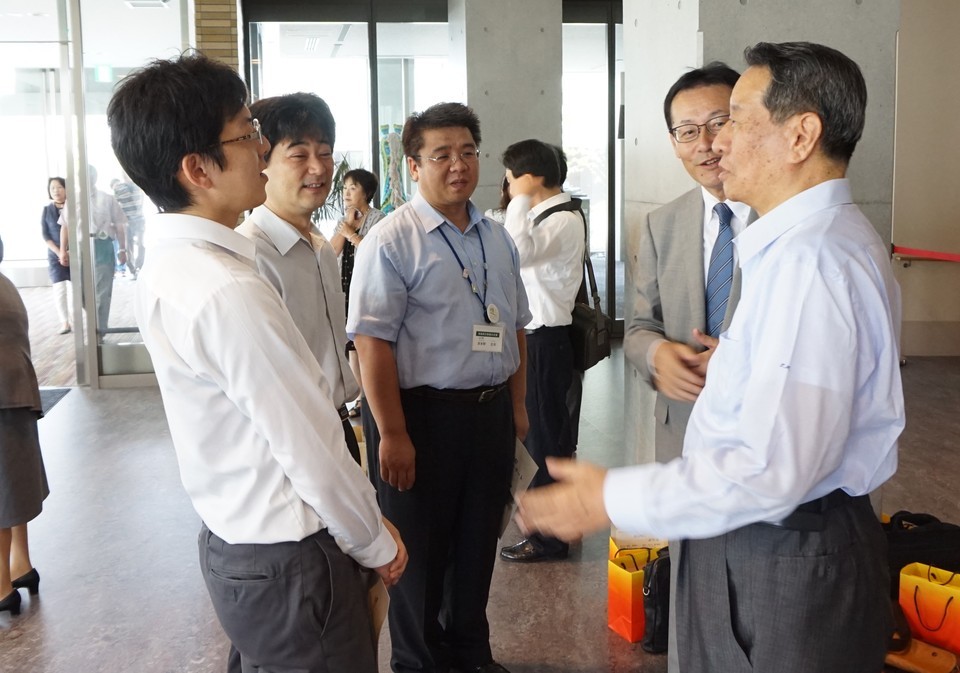 県職員を激励する橋元さん