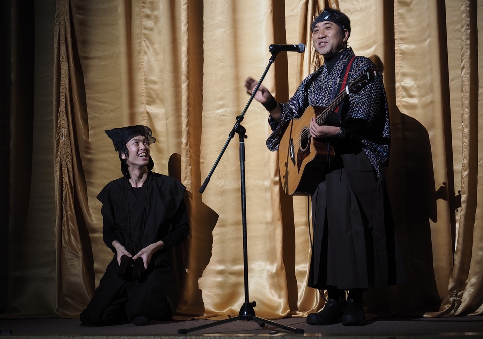 陣内さん演じる謎のギター侍の画像