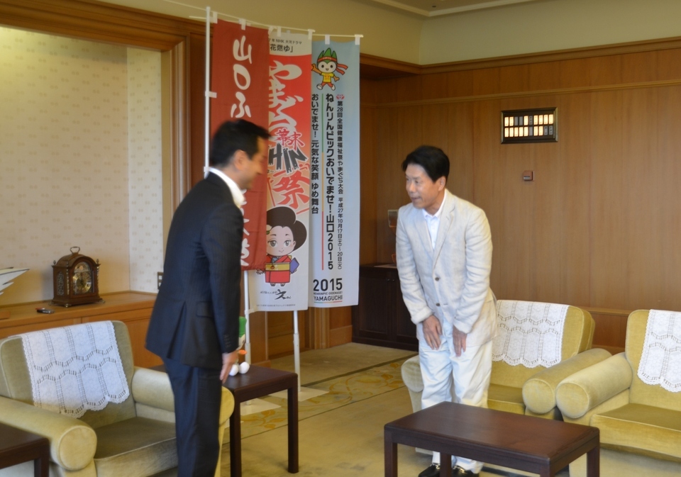 あいさつを交わす岡本さんと村岡知事の画像