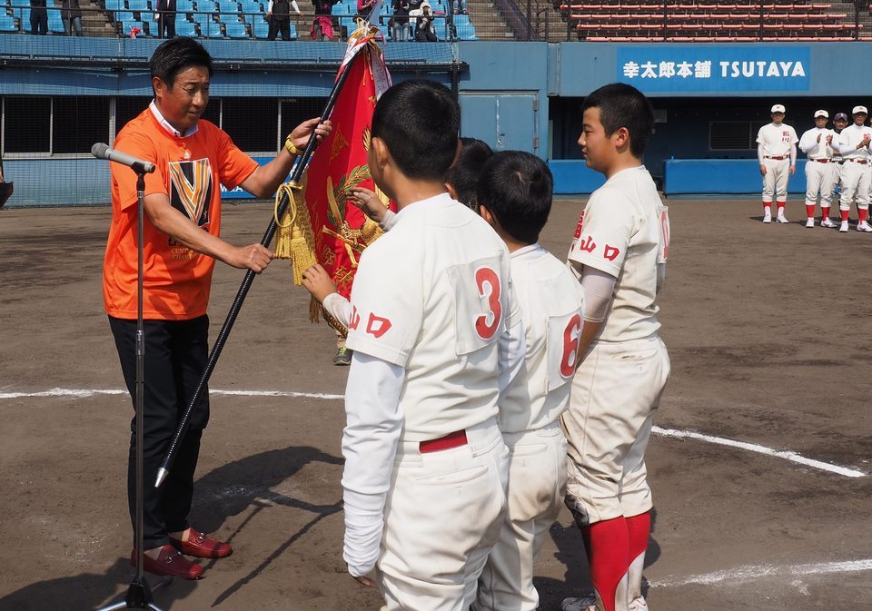 優勝チームへの優勝旗の贈呈の画像