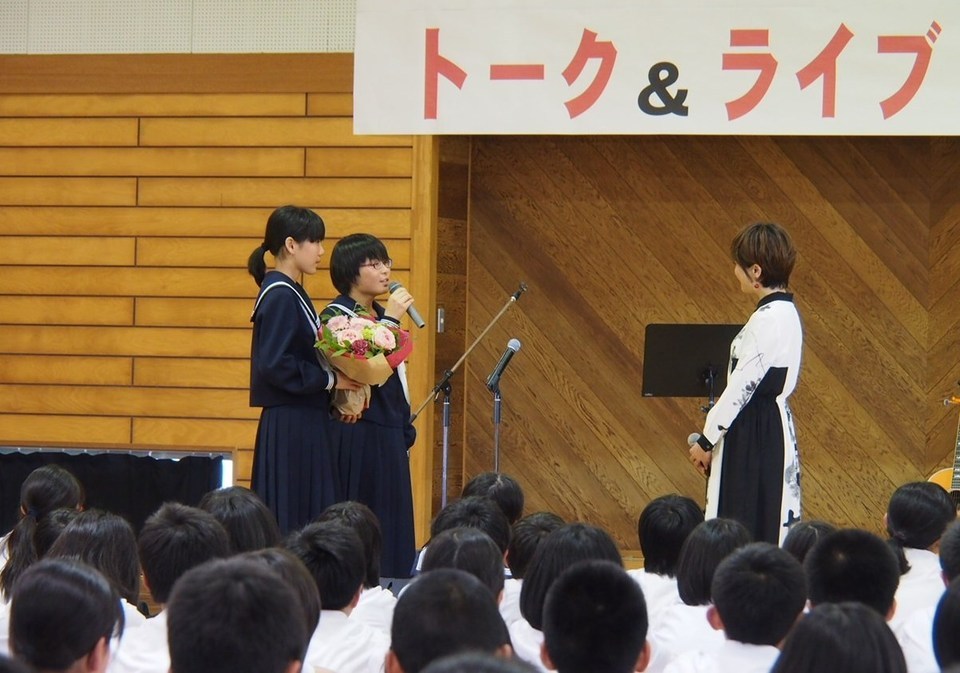 最後にお礼の言葉と花束を贈くられるあさみさんの画像