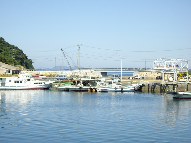 農道橋（左が頭島）