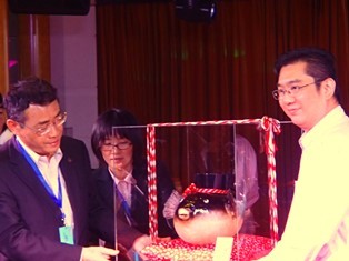 記念品贈呈 記念品贈呈の画像1