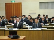 審査の状況と参考人の皆さま（左：岡村参考人、右：丹参考人）の画像