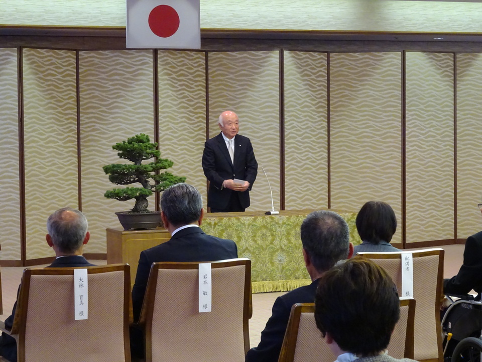 春の叙勲・褒章伝達式でお祝いの言葉を述べる議長