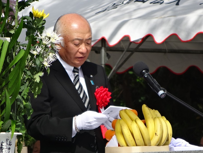 山口県南方地域戦没者「防長英霊の塔」慰霊祭において慰霊の言葉を述べる柳居議長