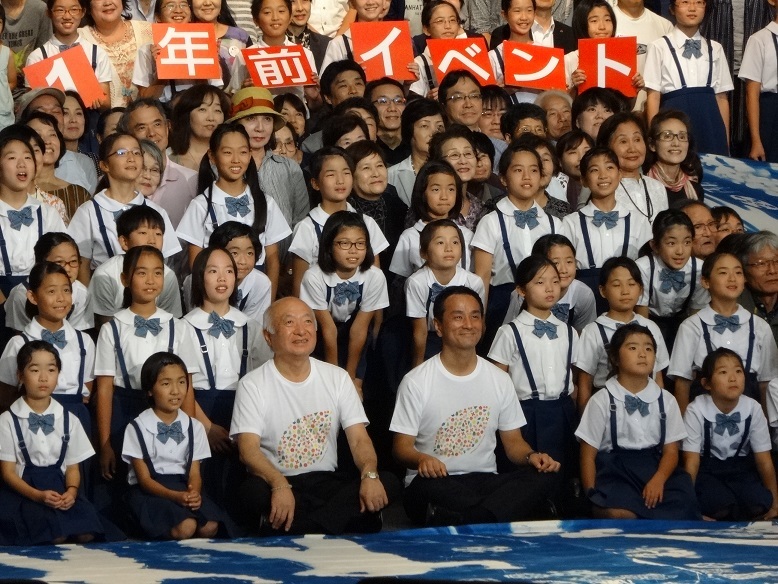 やまぐちゆめ花博　1年前イベントで参加者と記念撮影する柳居議長