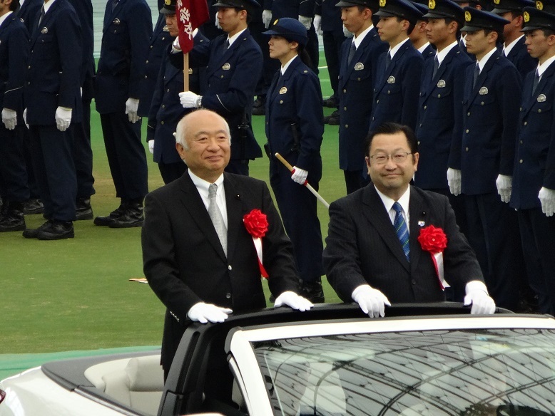 平成29年山口県警察視閲式にて視閲を行う柳居議長