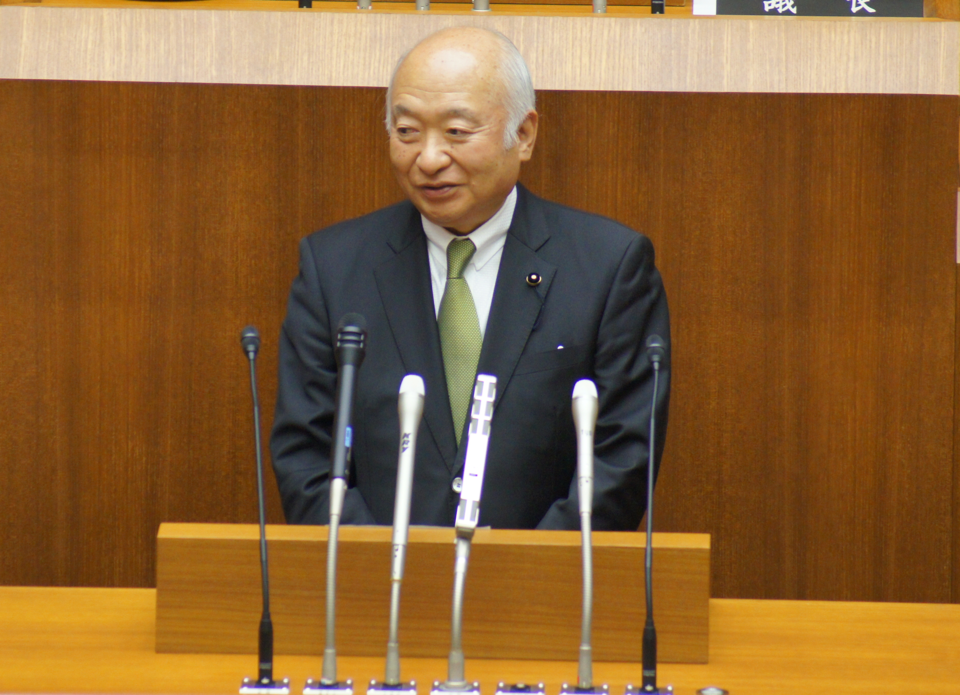 第64代議長就任あいさつをする柳居議長