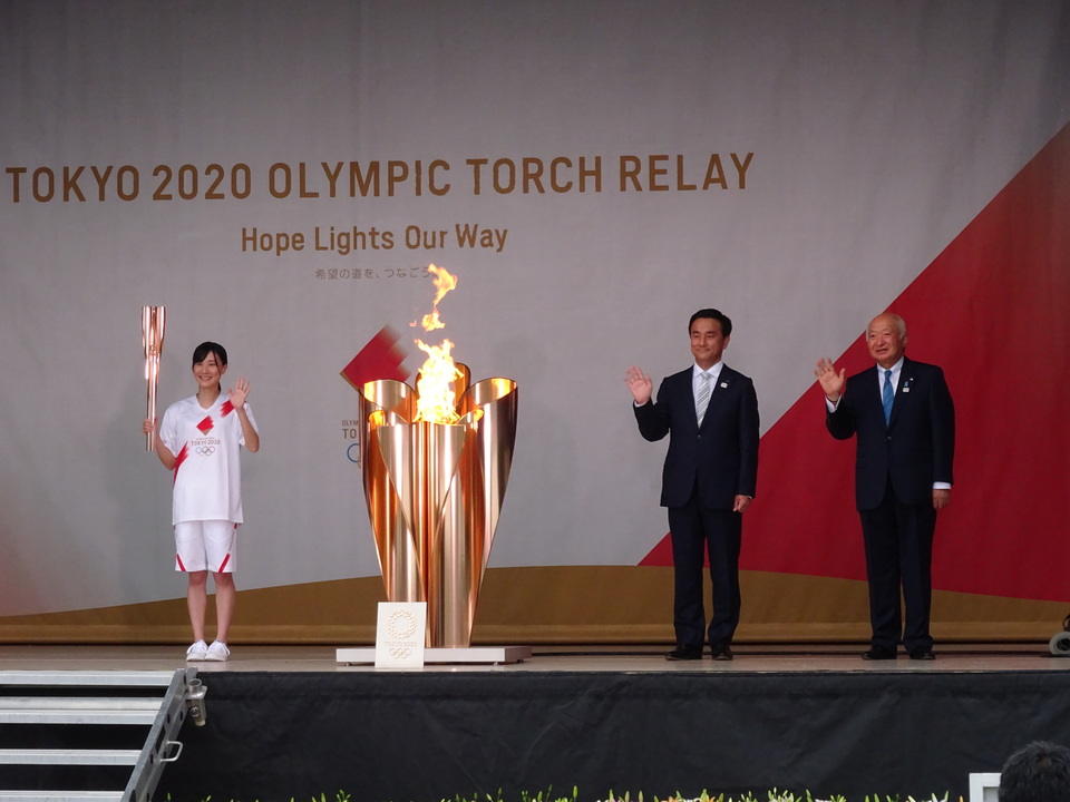 東京2020オリンピック聖火リレー山口市セレブレーションでフォトセッションを行う柳居議長