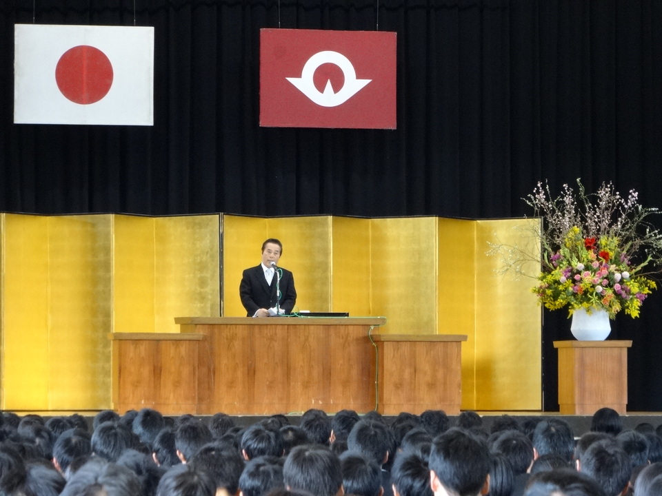 県立岩国高校卒業式において祝辞を述べる畑原議長