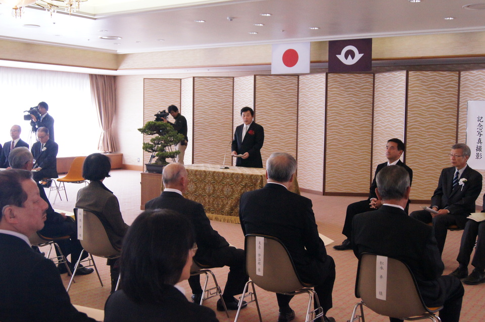 山口県選奨式において祝辞を述べる畑原議長