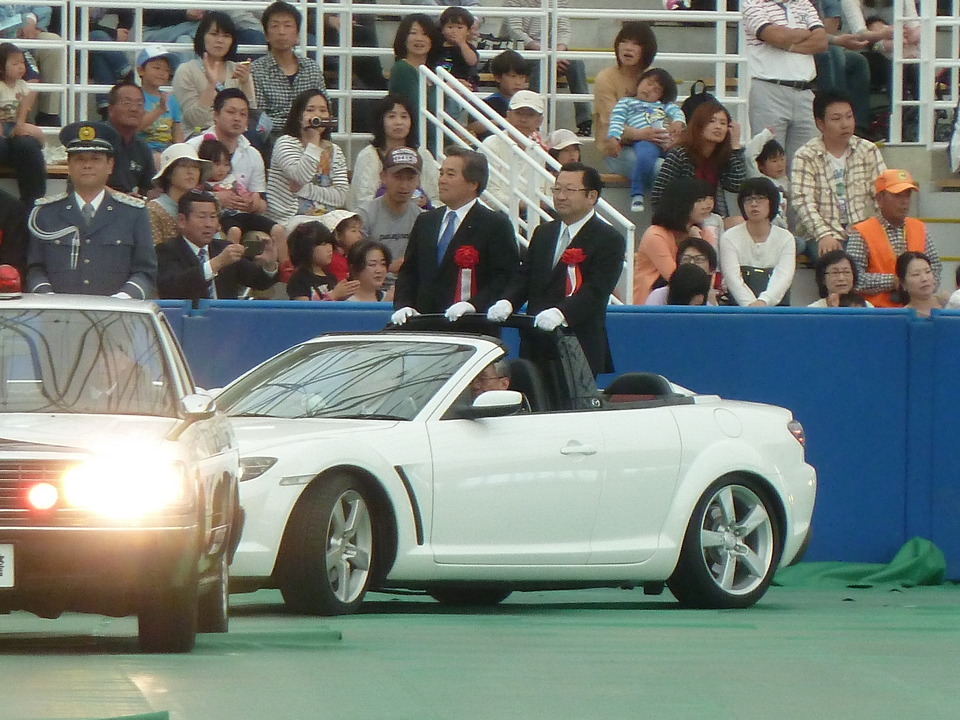 県警視閲式においてオープンカーに乗車する畑原議長