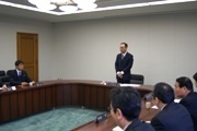 挨拶する友田会長の画像