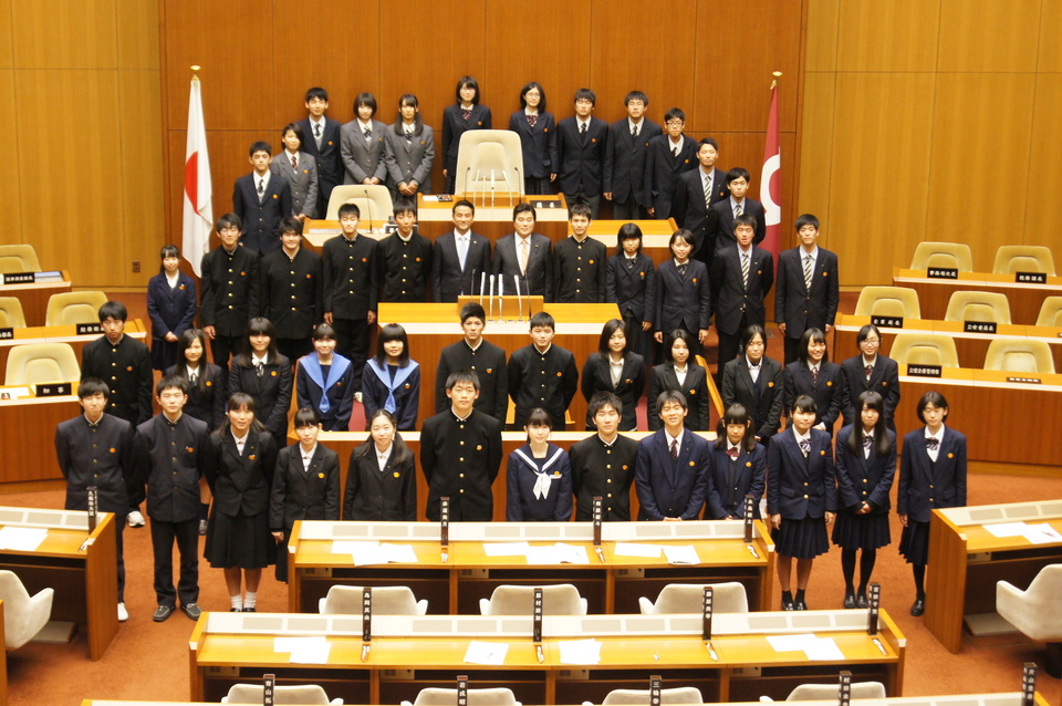 高校生県議会終了後の記念撮影