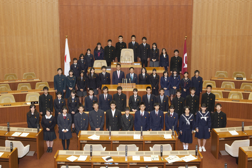 高校生県議会終了後の記念撮影