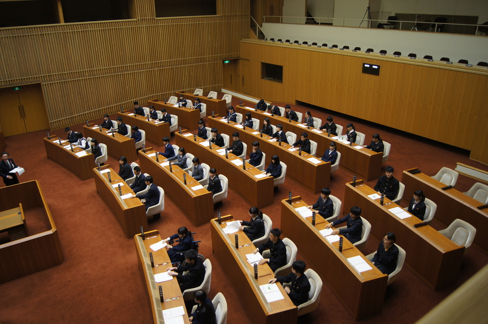 第4回やまぐち高校生県議会(議場着席時) 第4回やまぐち高校生県議会(議場着席時)