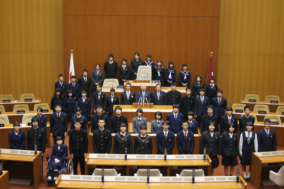 第4回やまぐち高校生県議会(集合写真) 第4回やまぐち高校生県議会(集合写真)