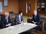 柳居議長（右）に説明する新藤会長（中央）、西嶋副会長（左）の画像