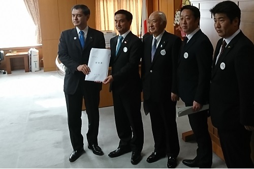 柴山文部科学大臣へ提案書を提出する村岡知事ら 柴山文部科学大臣へ提案書を提出する村岡知事ら