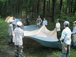 タープ設営の一場面